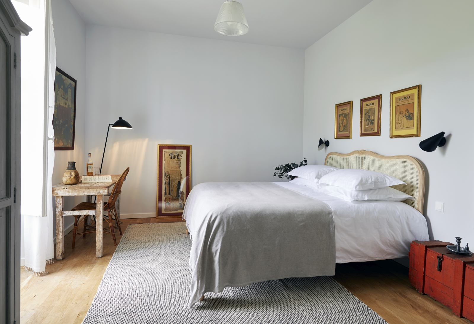 double bedroom with desk at pomiera, france