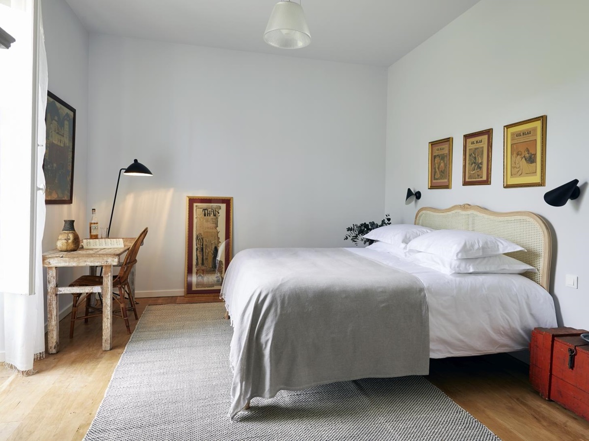double bedroom with desk at pomiera, france