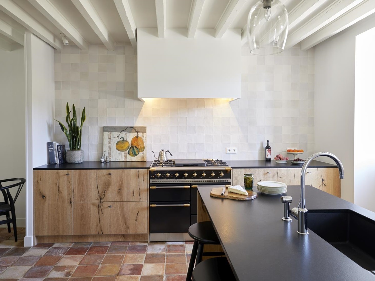 kitchen with full oven and beamed ceiling at pomiera, france