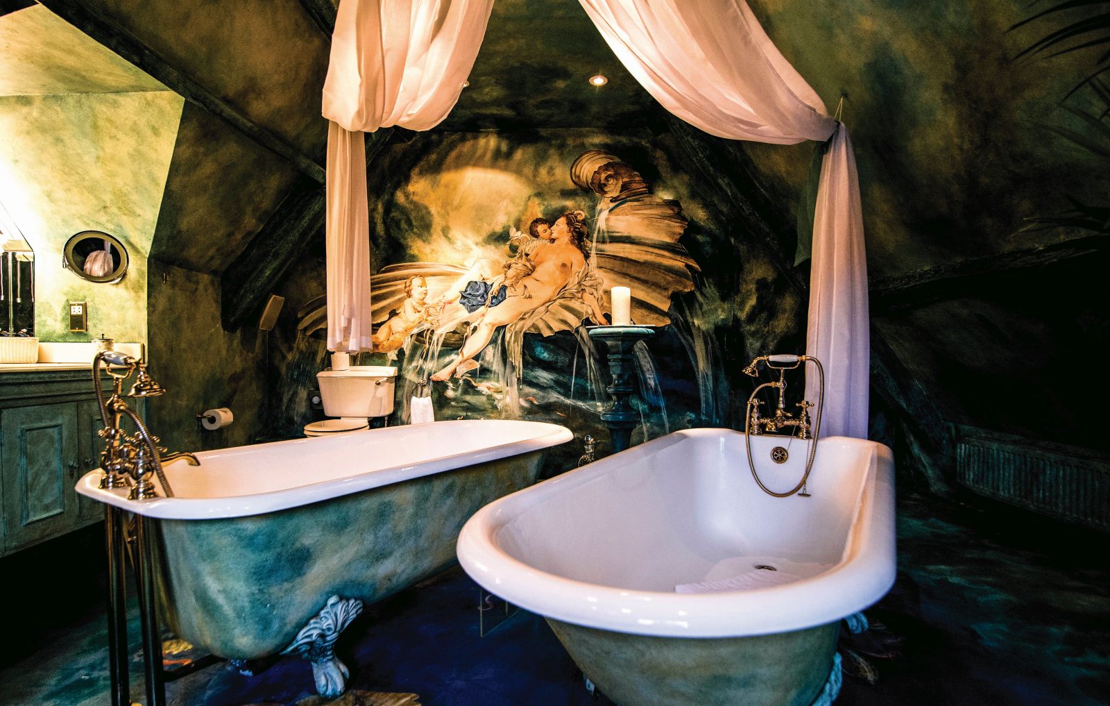 Couples' bathtubs at Belmond Le Manoir Aux Quat'Saisons in Oxfordshire