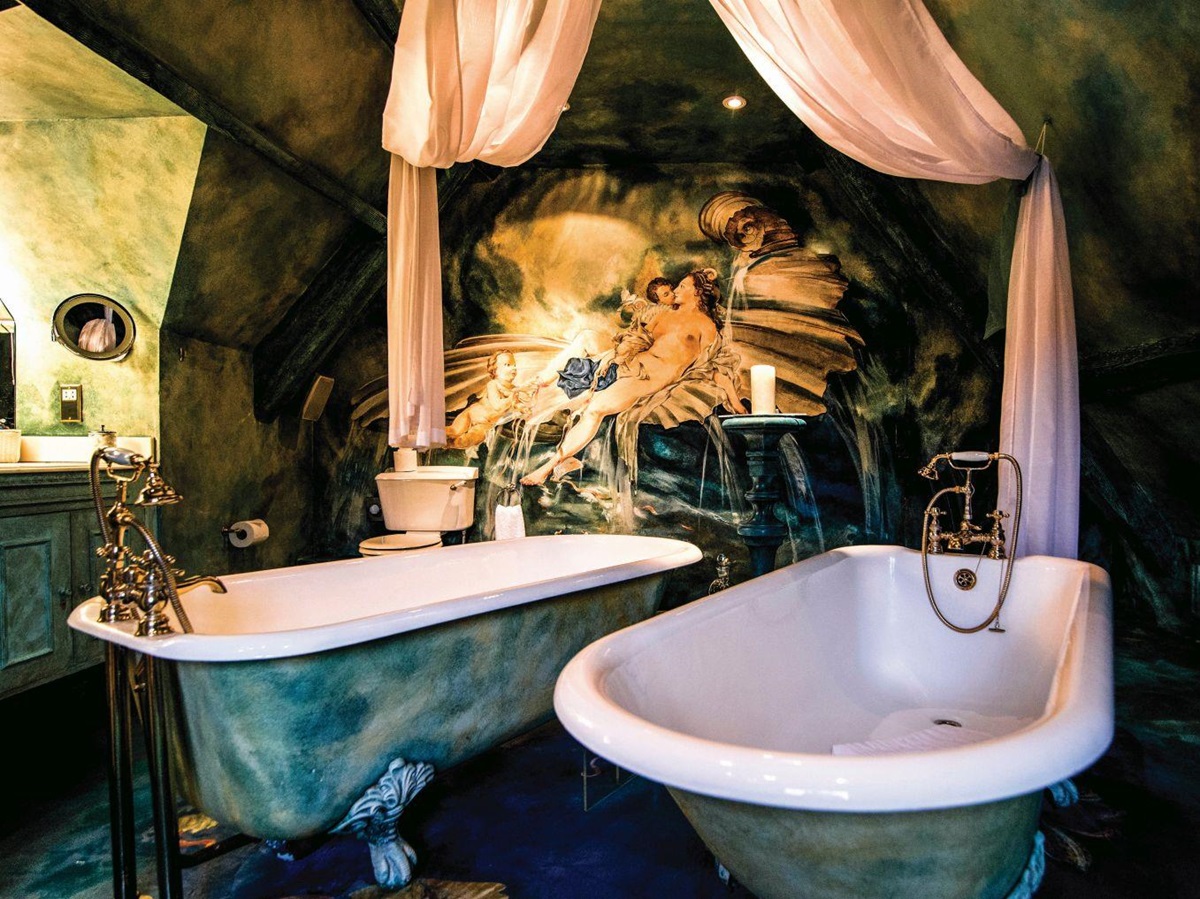 Couples' bathtubs at Belmond Le Manoir Aux Quat'Saisons in Oxfordshire