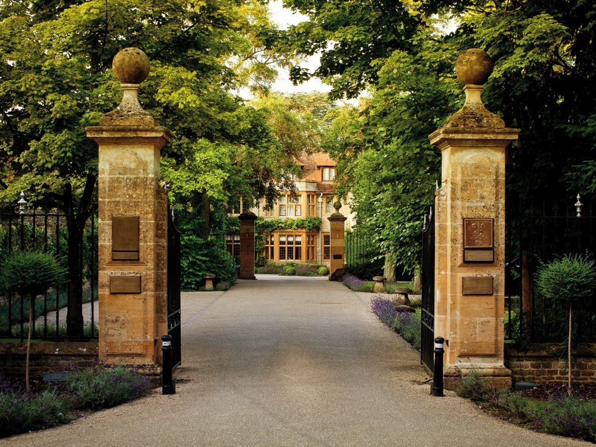 Entrance to Belmond Le Manoir Aux Quat'Saisons in Oxfordshire