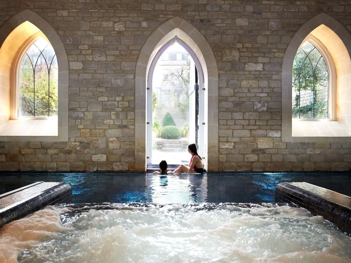Pool and jacuzzi in the spa of the Royal Crescent Hotel in Bath