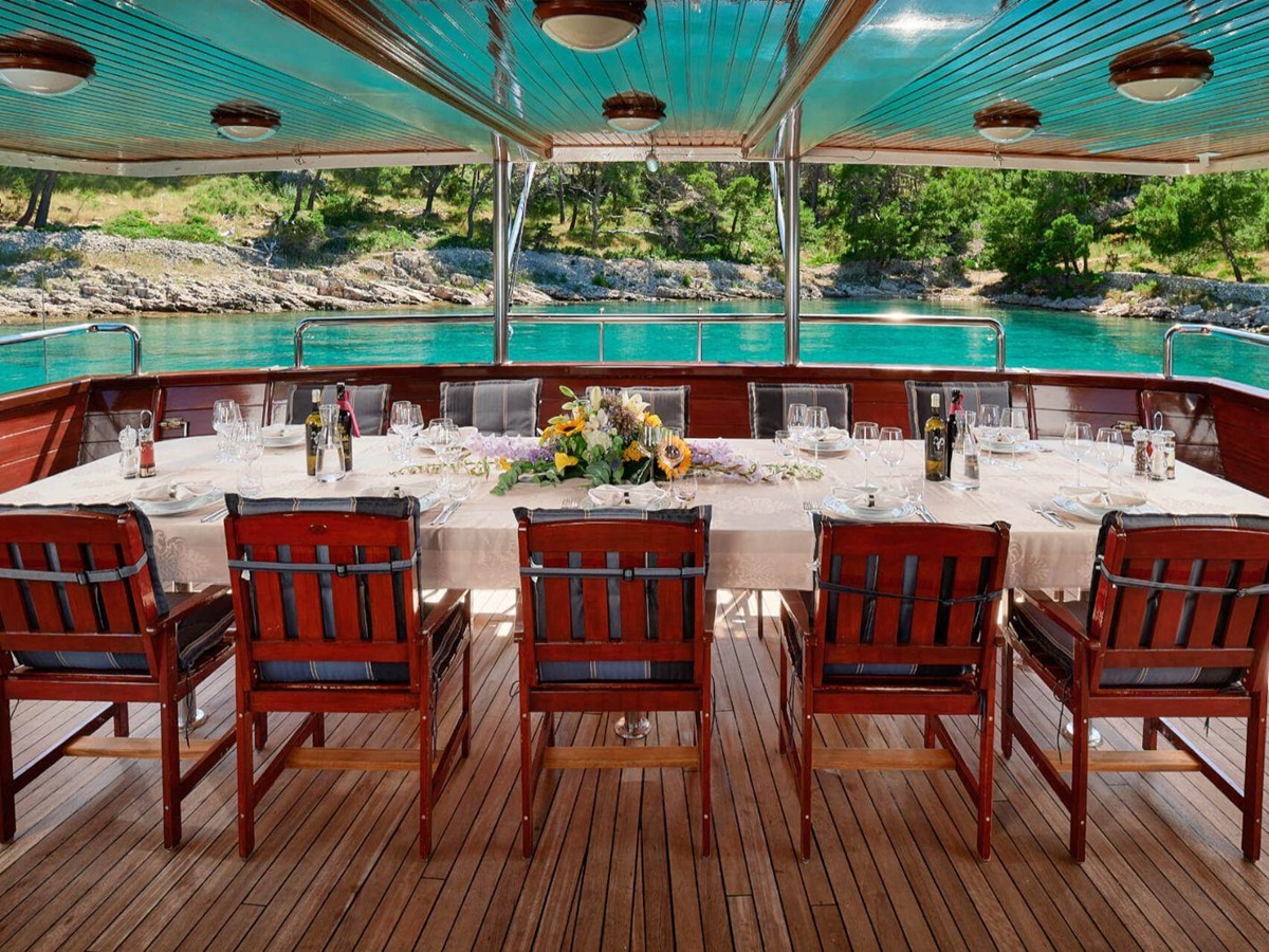 Alfresco dining deck onboard the Luna gulet in Croatia
