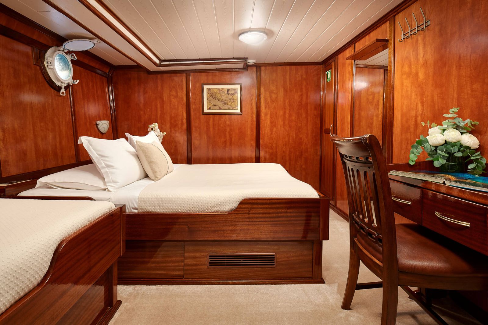 Double guest cabin onboard the Luna gulet in Croatia