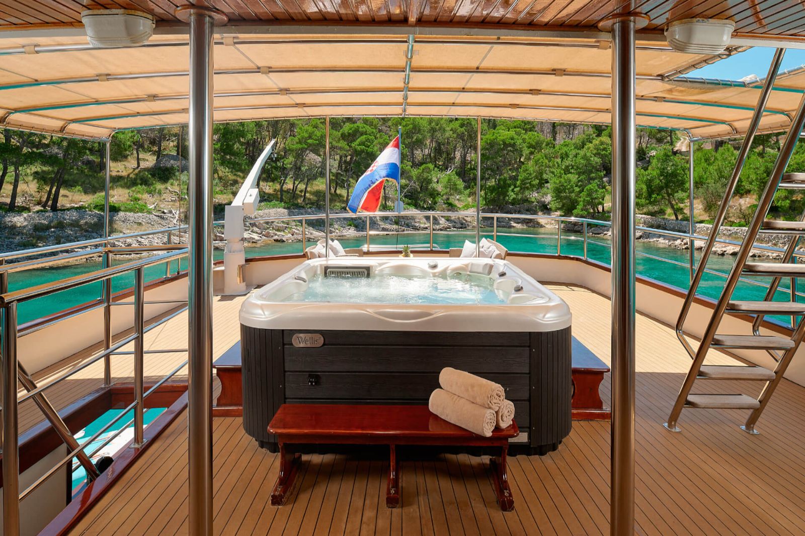 Jacuzzi onboard the Luna gulet in Croatia