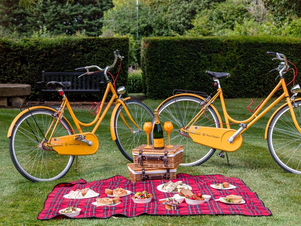 Champagne picnic at The Lygon Arms in the Cotswolds, England