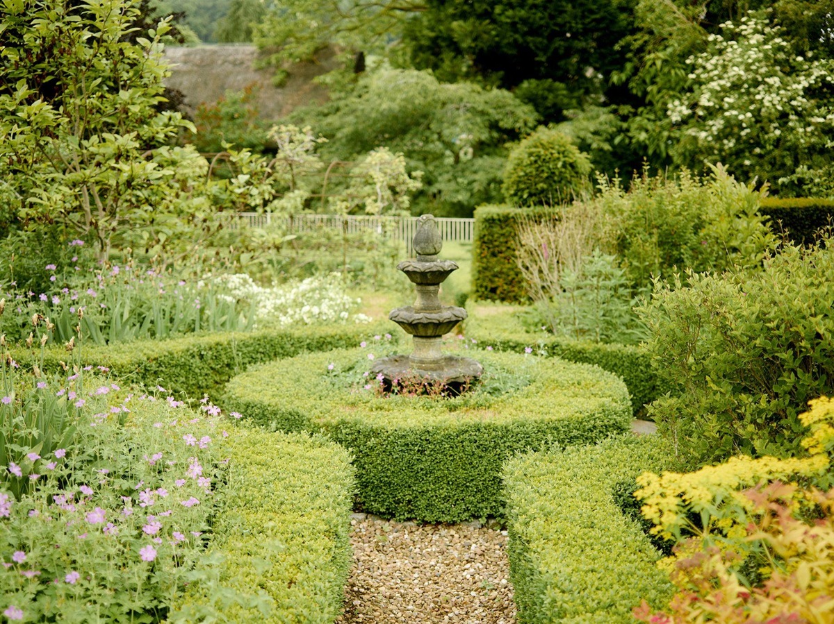 Fountain at Broadway House in the Cotswolds