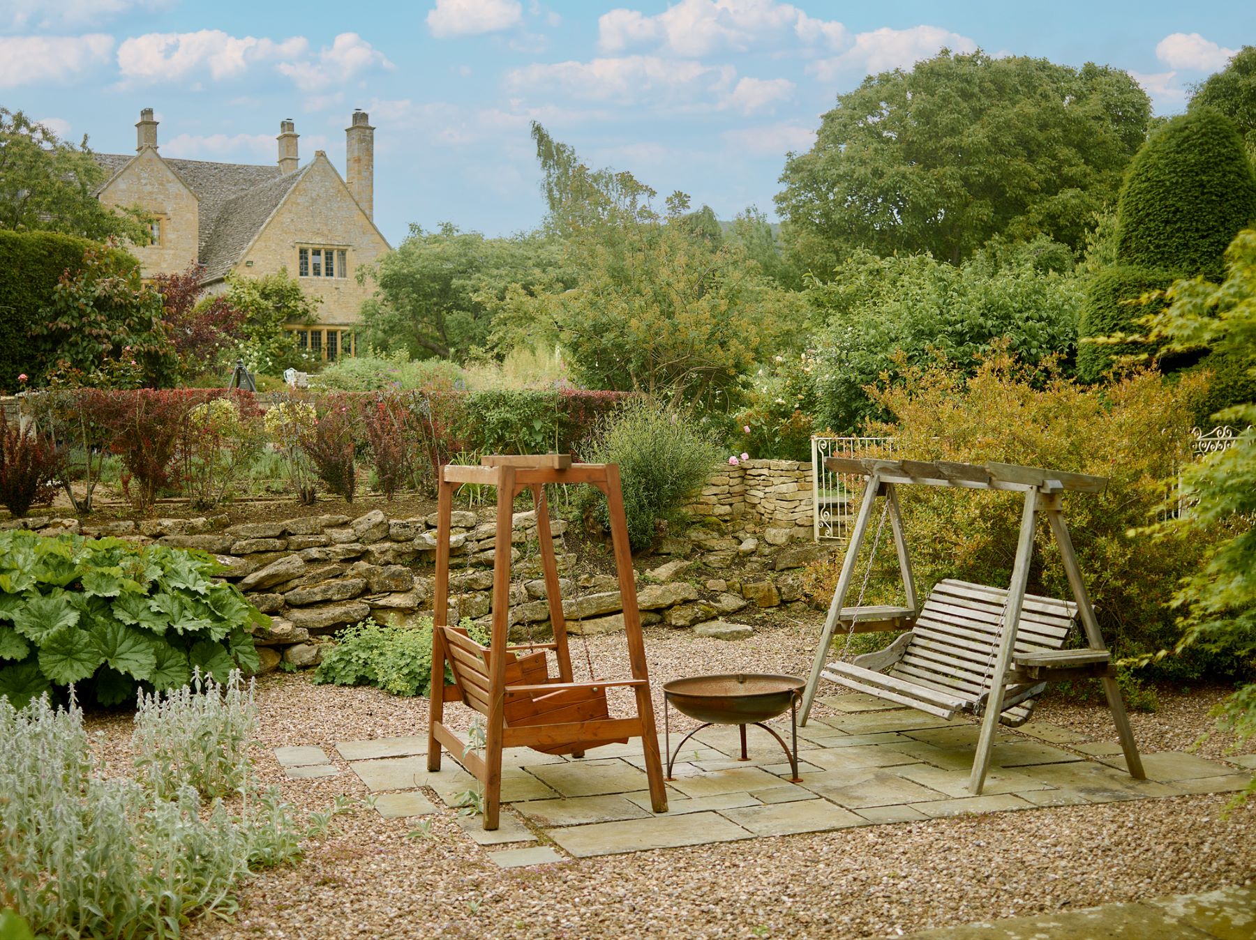 Gardens and firepit at Broadway House in the Cotswolds