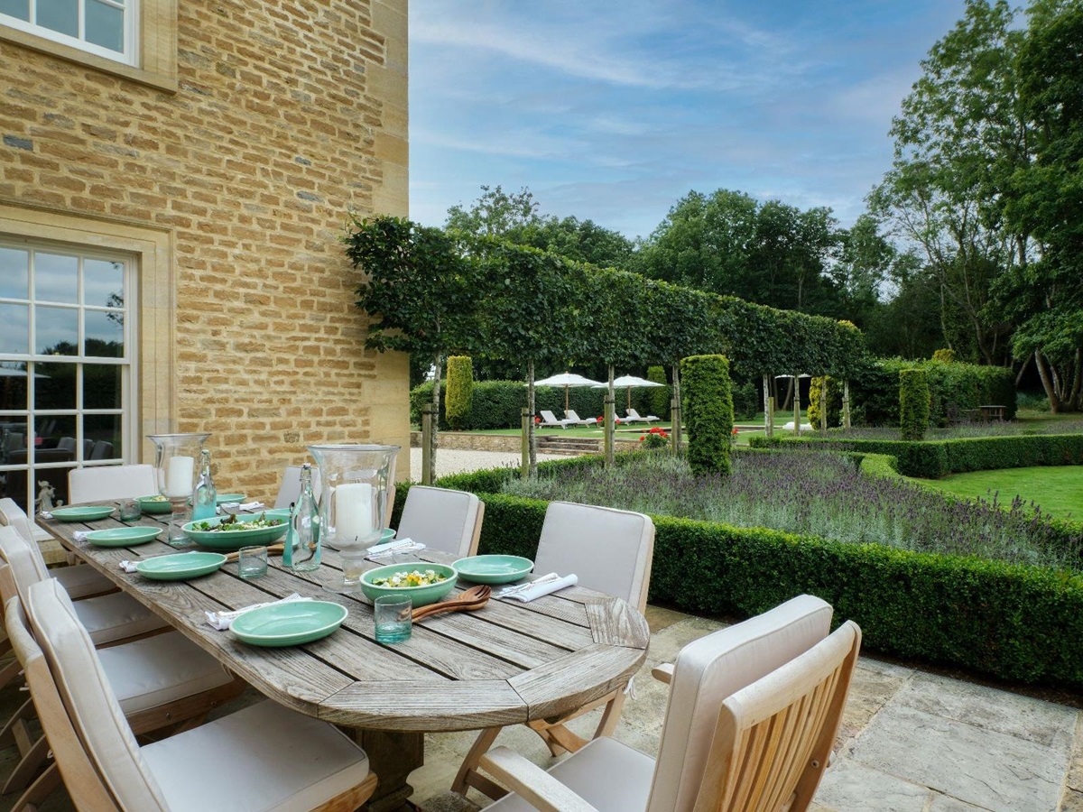 Outdoor dining at Cirencester Park in the Cotswolds, United Kingdom