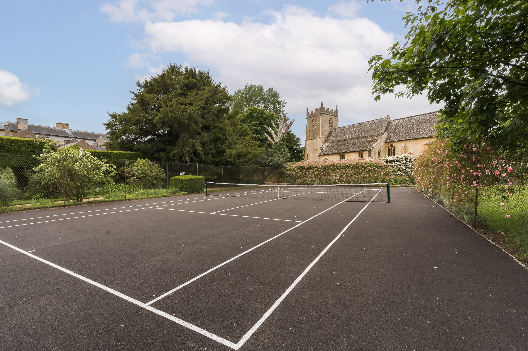 Tennis court at Ivy Manor in the Cotswolds