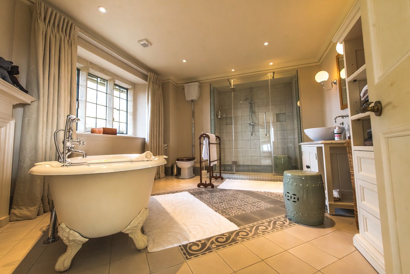 Ensuite bedroom with bathroom in Manor in the Rissingtons, Cotswolds