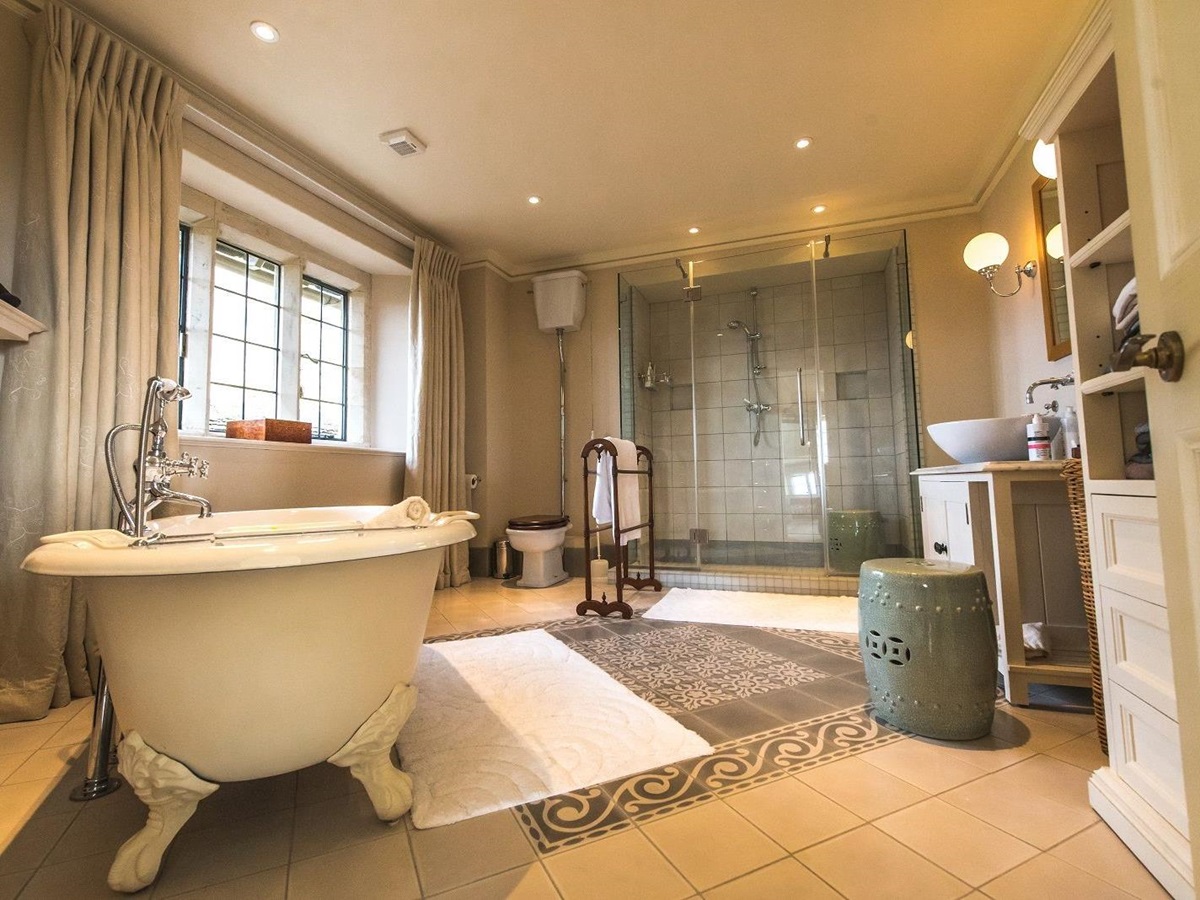 Ensuite bedroom with bathroom in Manor in the Rissingtons, Cotswolds
