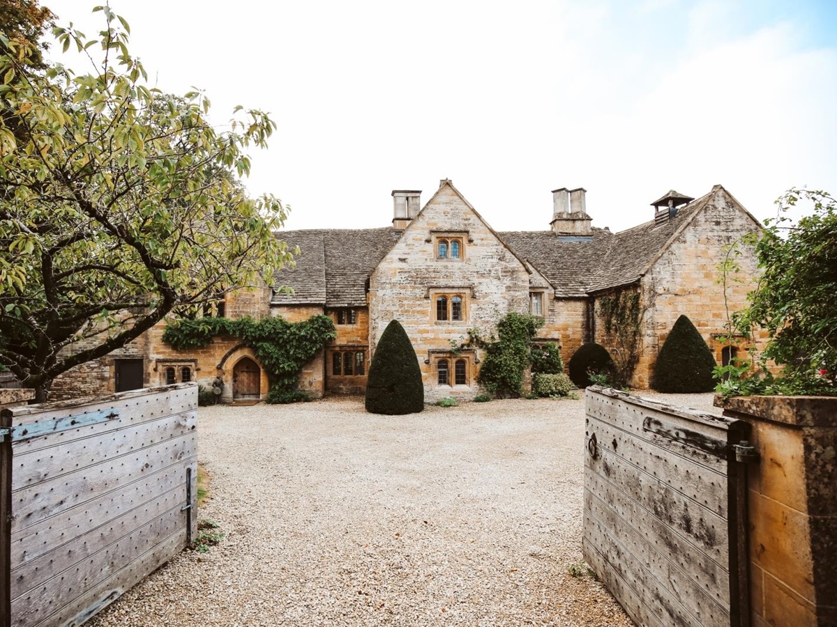 Gates to the driveway of Temple Guiting Manor, luxury villa in the Costwolds, England