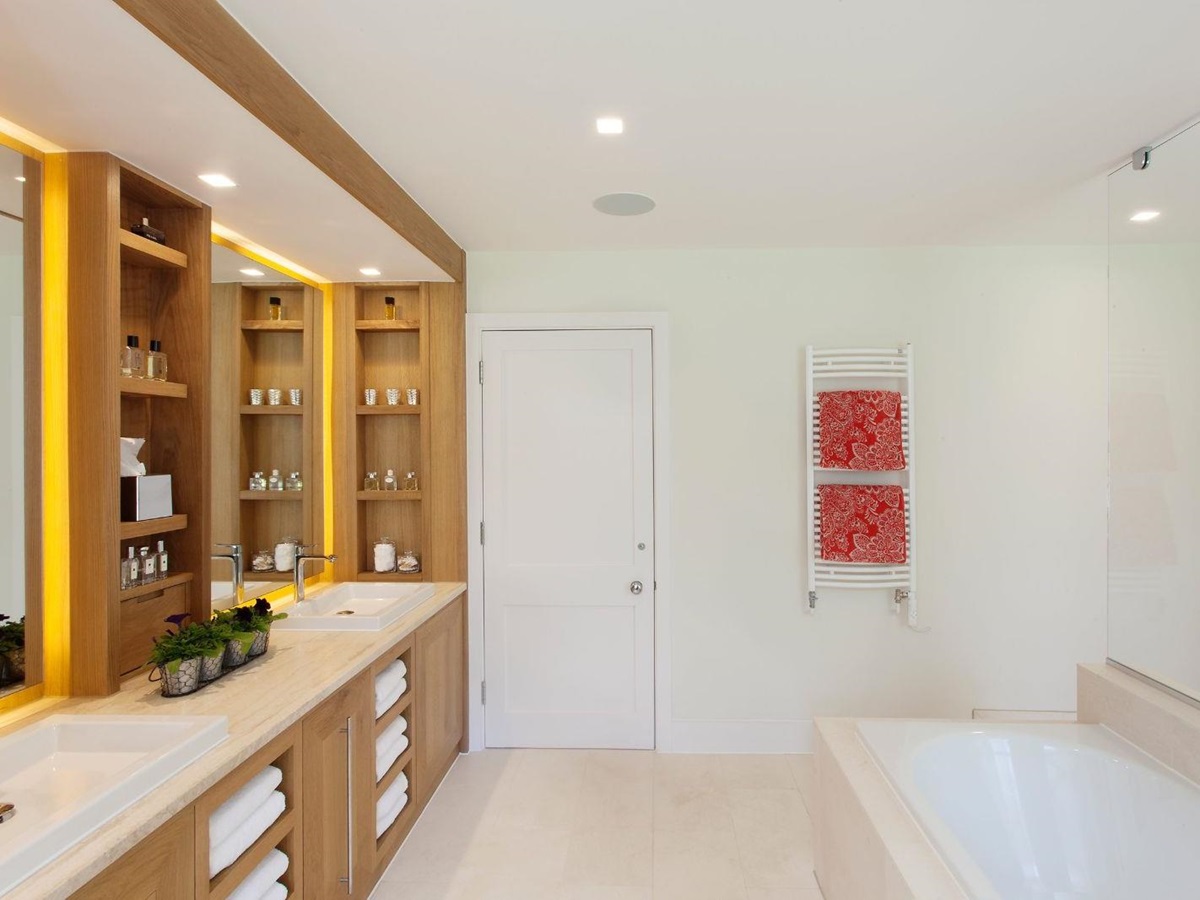 Master bathroom at Woodstock Lodge