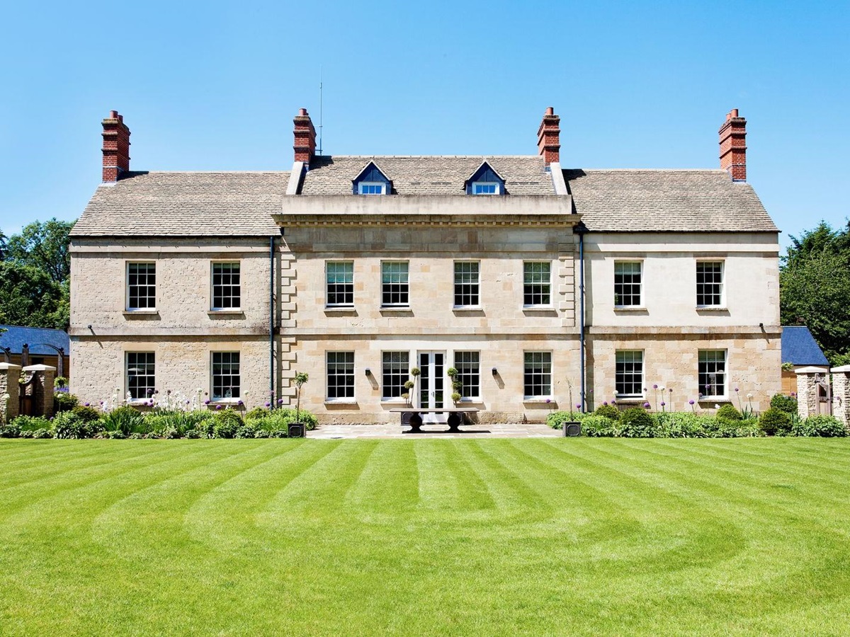 a view of the facade and the garden