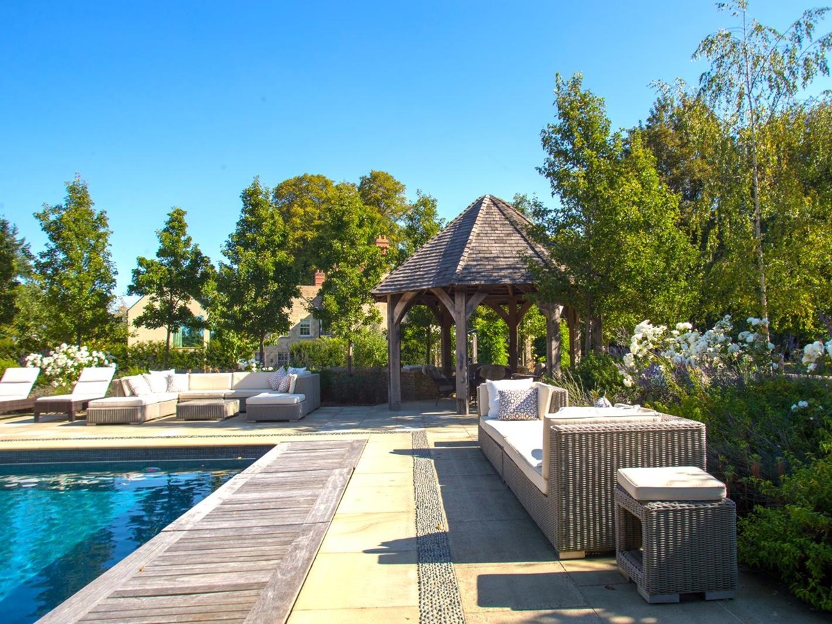 Gazebo and pool area at Woodstock Lodge
