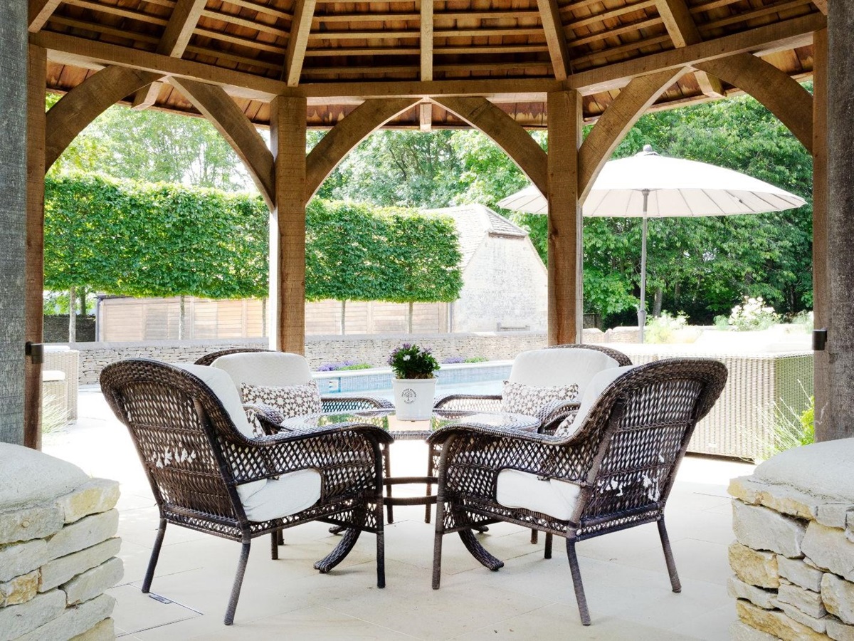 Gazebo with seating at Woodstock Lodge