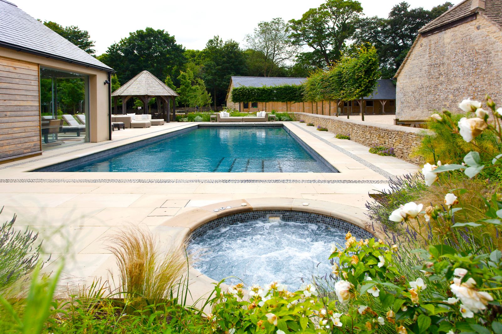 Pool and hot tub at Woodstock Lodge