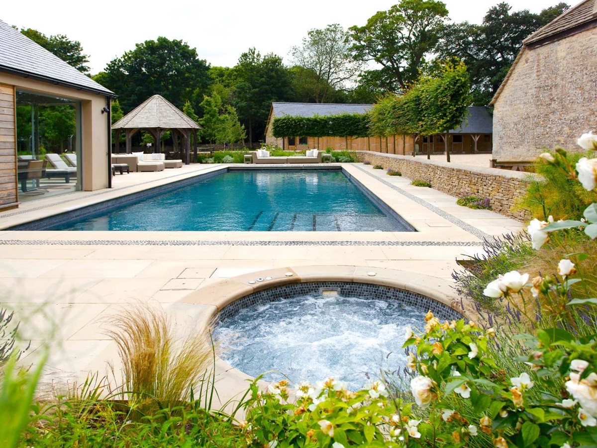 Pool and hot tub at Woodstock Lodge
