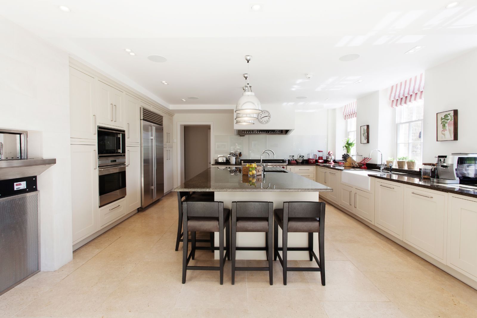 Kitchen with dining table at Woodstock Lodge