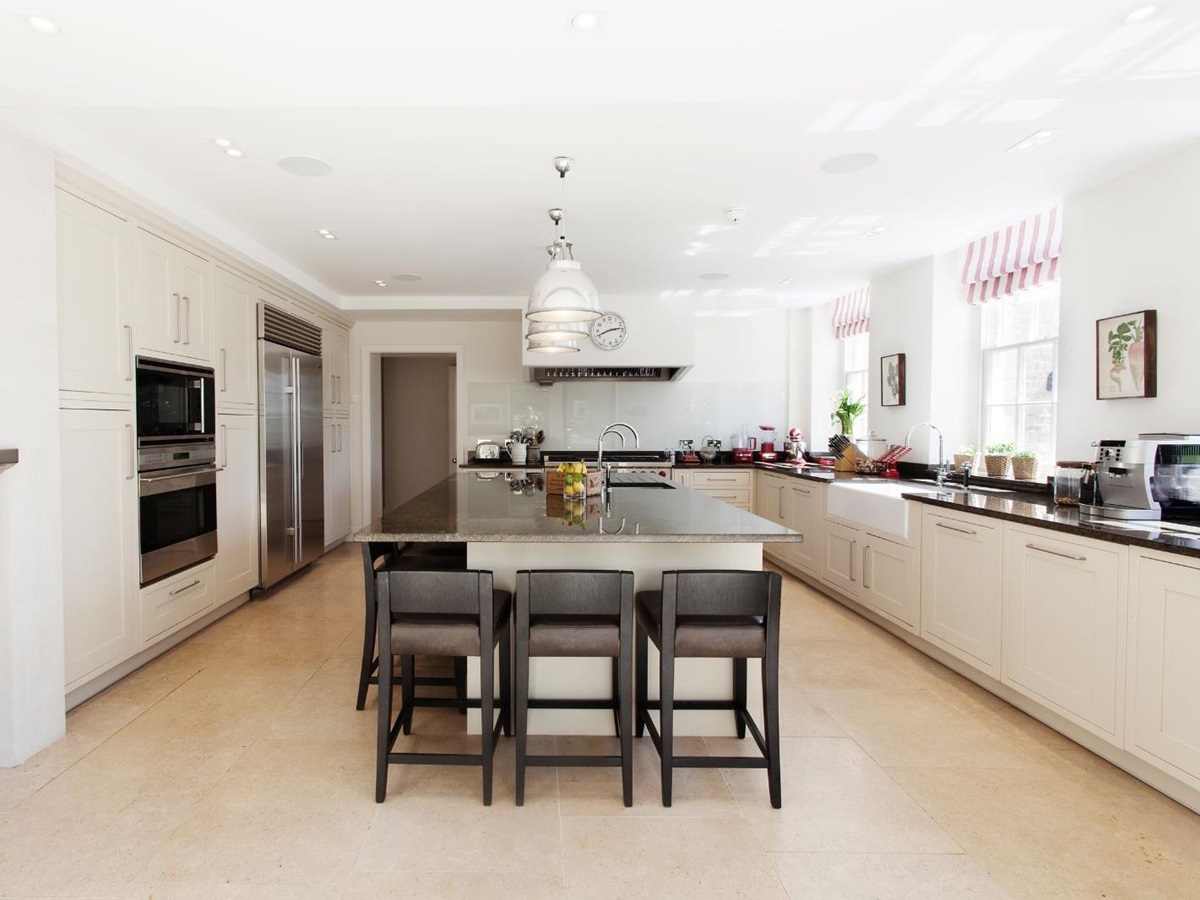 Kitchen with dining table at Woodstock Lodge