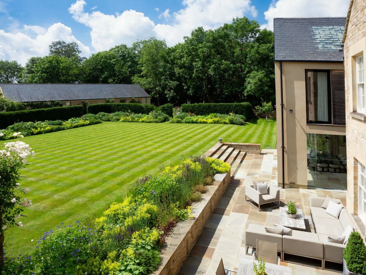 Patio and lawn at at Woodstock Lodge
