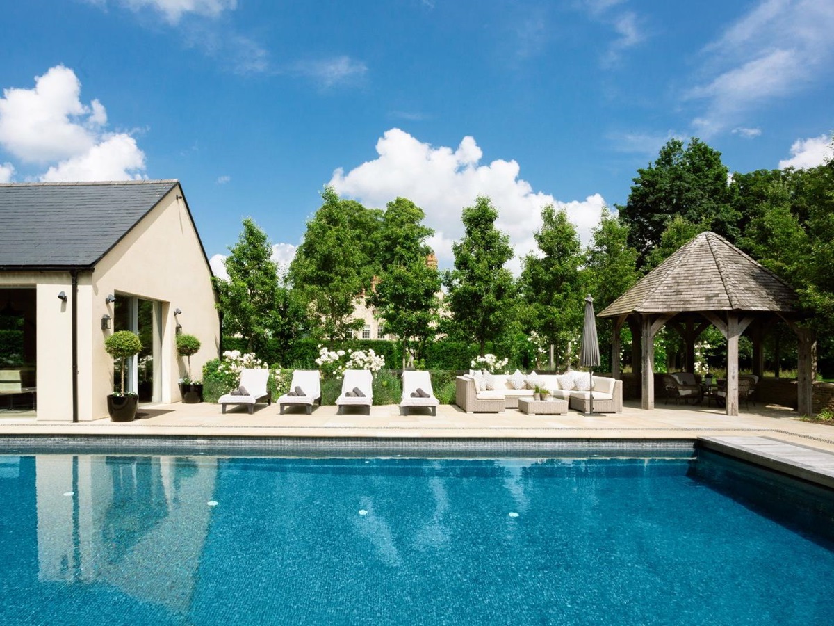 Pool with loungers at Woodstock Lodge