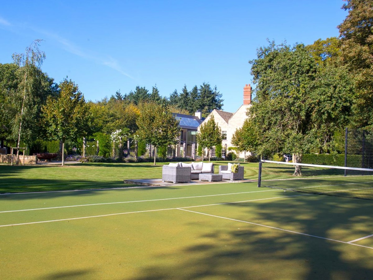 Tennis court at Woodstock Lodge