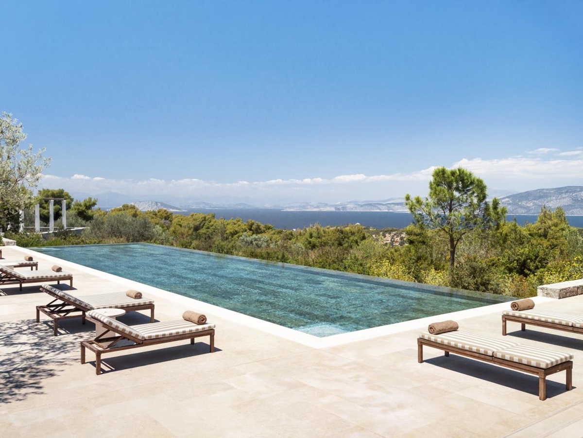 Private pool overlooking the sea