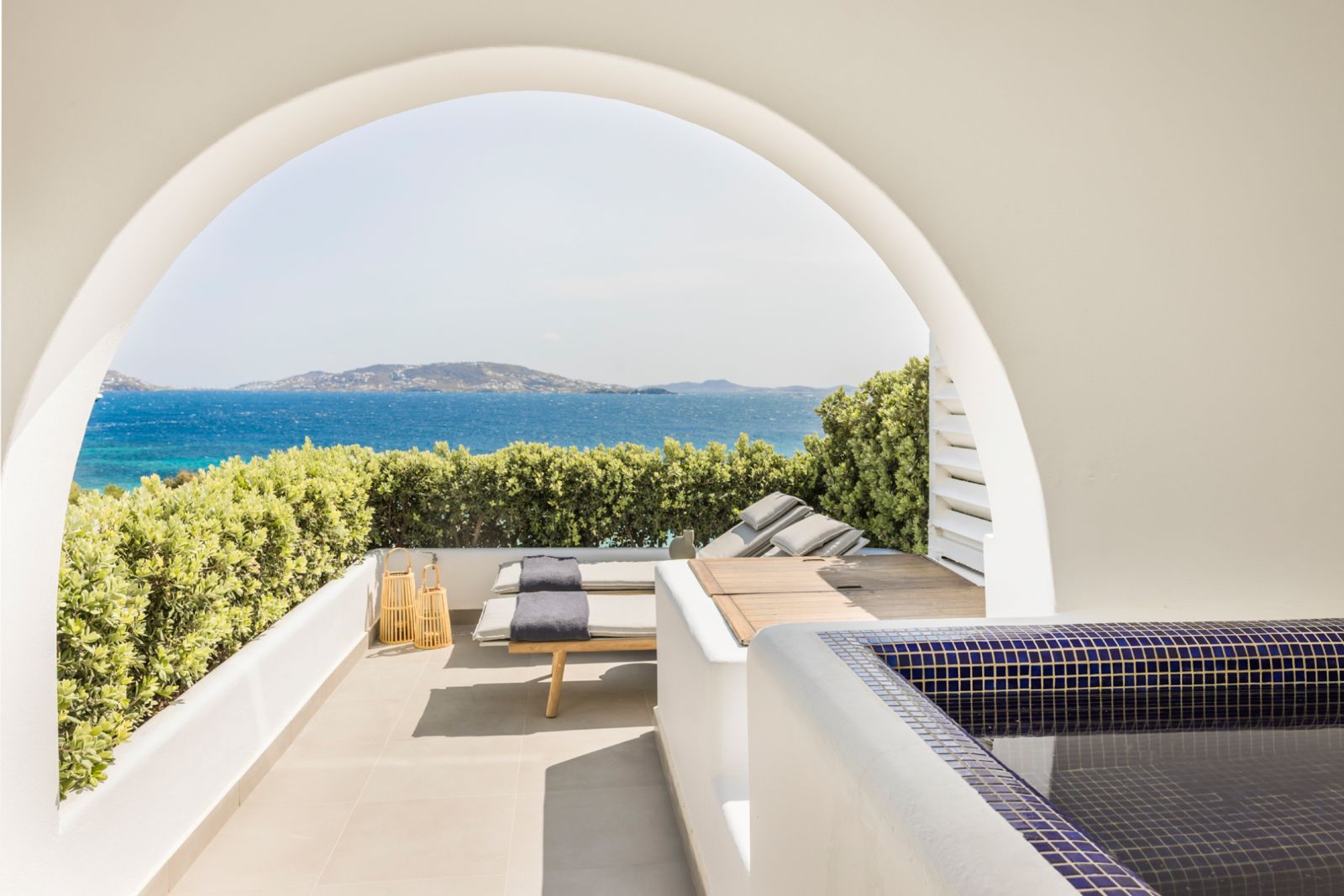 Premium Suite plunge pool and loungers at Grace Mykonos