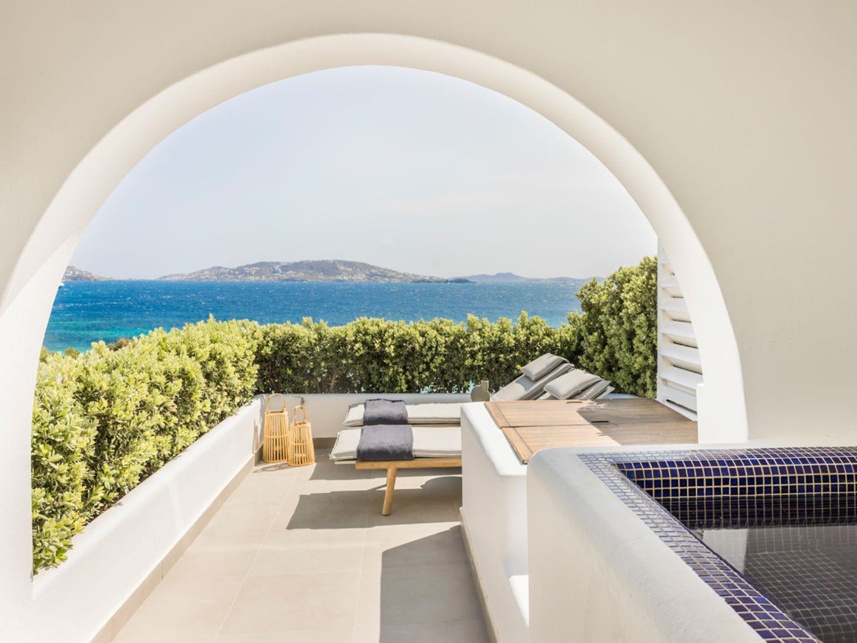Premium Suite plunge pool and loungers at Grace Mykonos