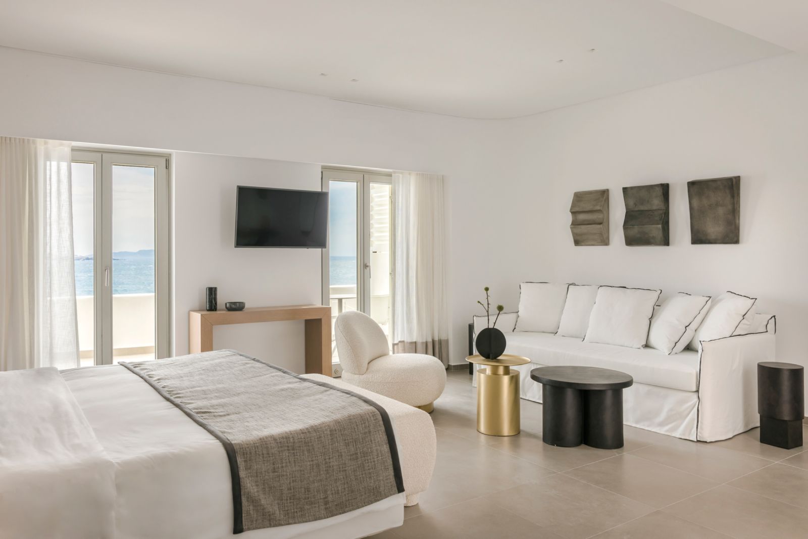 Guest suite bedroom and lounge area at Grace Mykonos