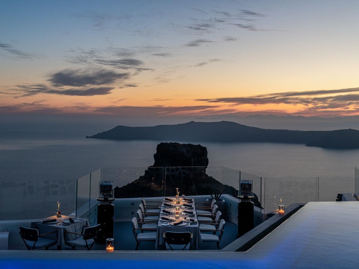 Evening dining table at Grace Santorini
