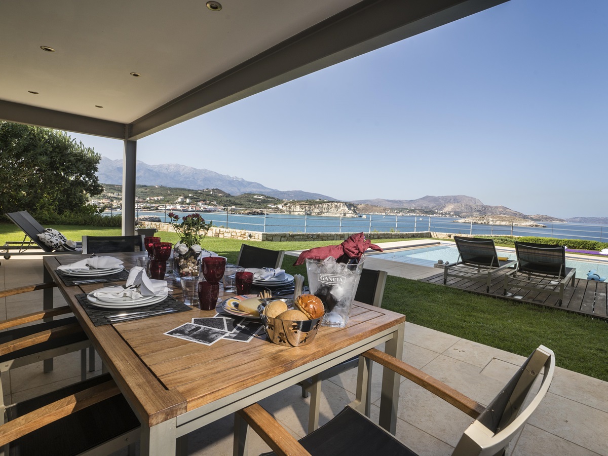 Outdoor dining at Almyra Residence