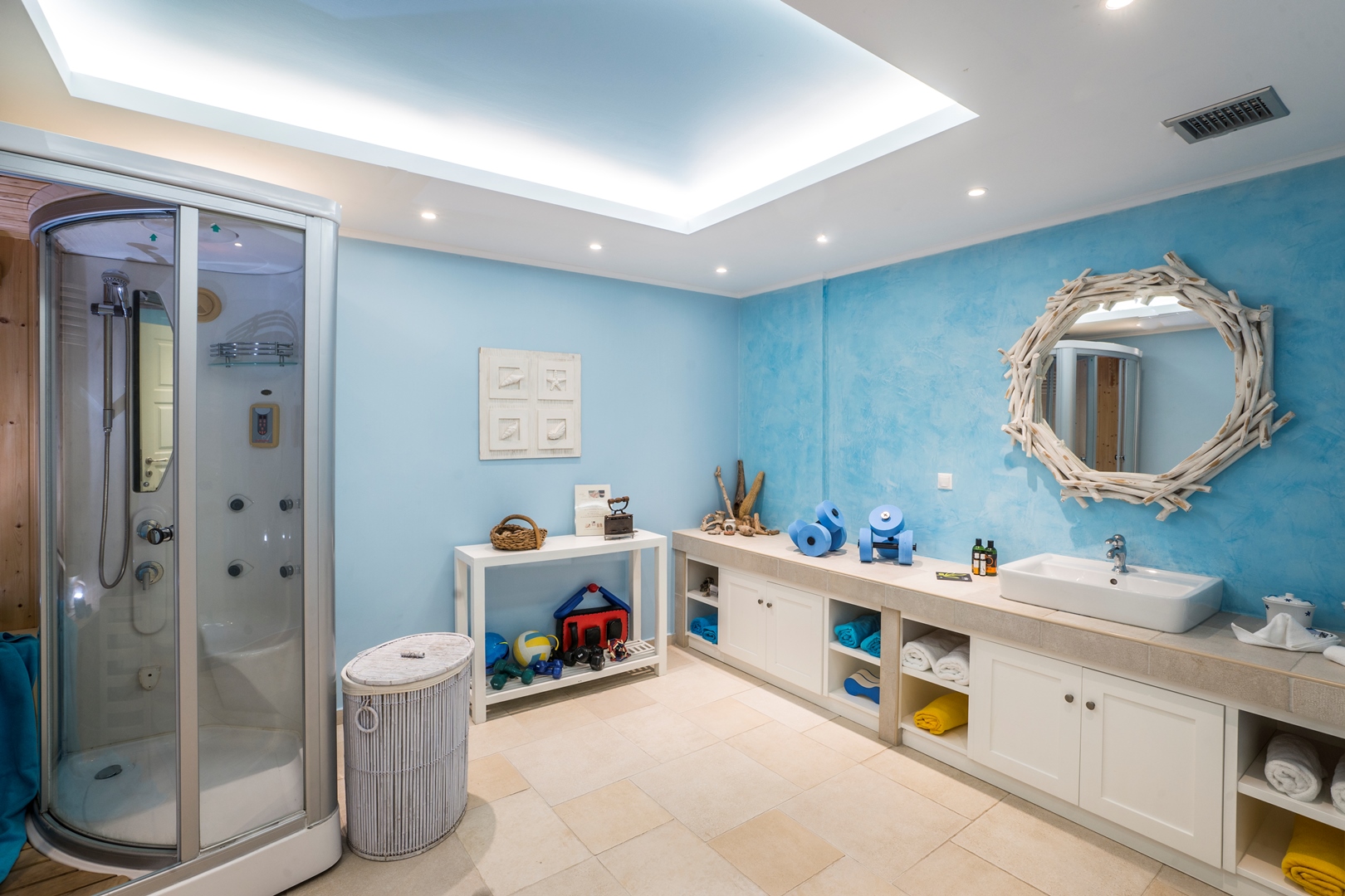 The spacious family bathroom at Ammos