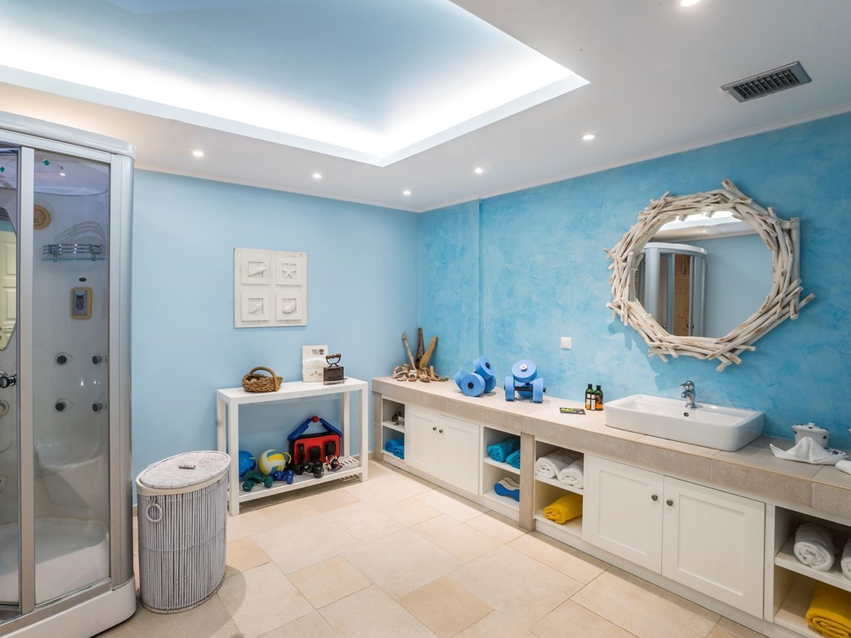 The spacious family bathroom at Ammos
