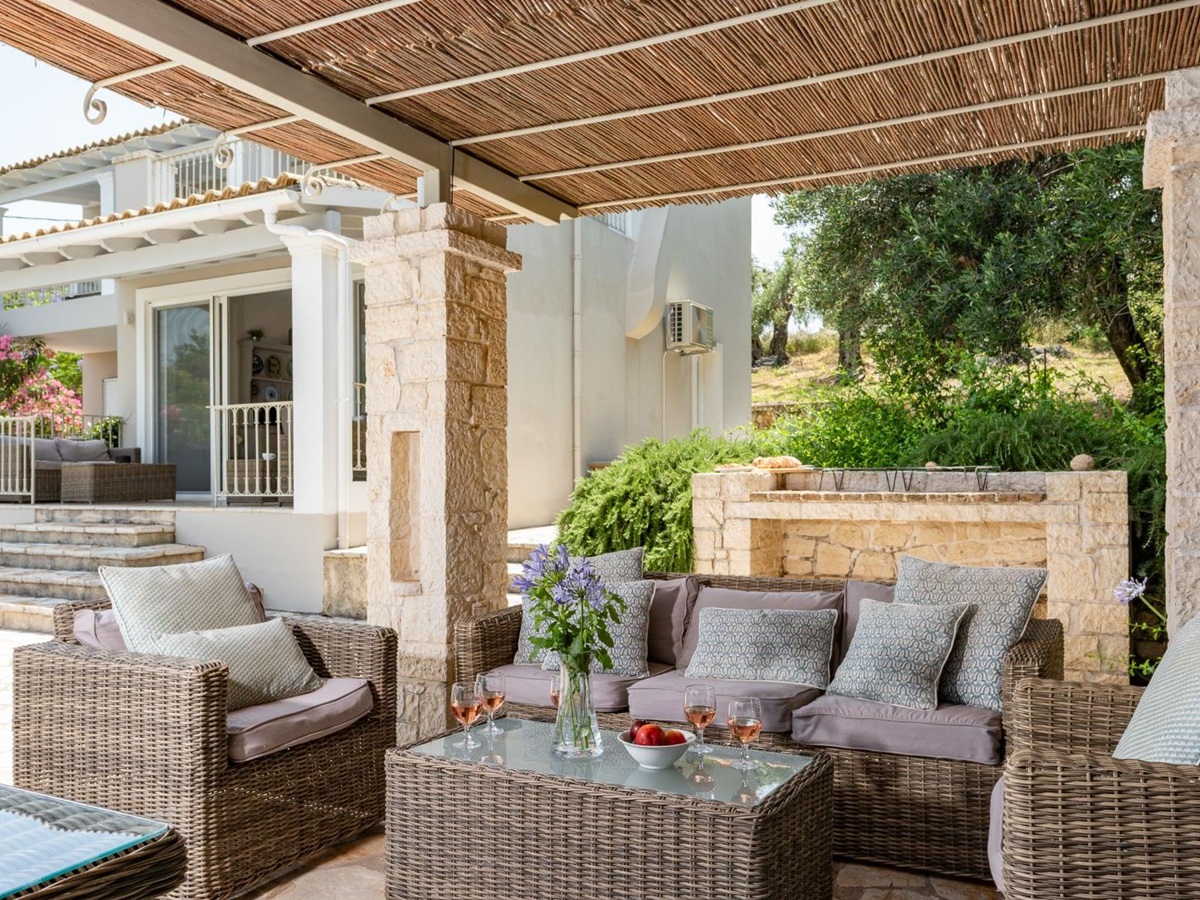 Outdoor seating at Eremitis, Corfu