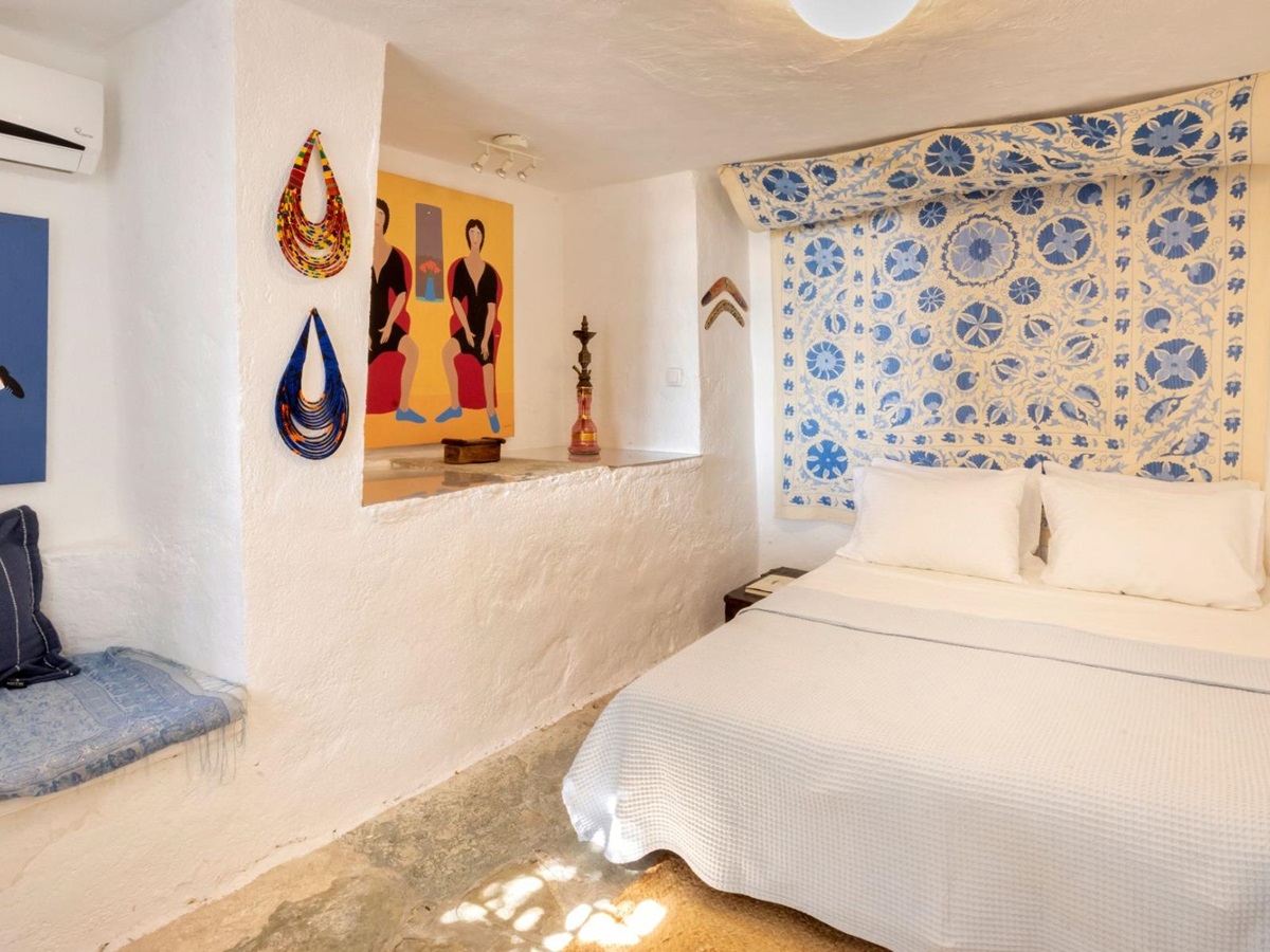 Double bedroom at Exambella, Sifnos