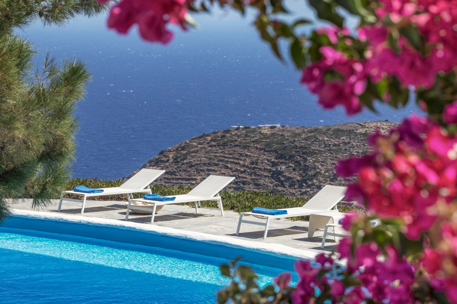 Pool with sun loungers at Exambella, Sifnos