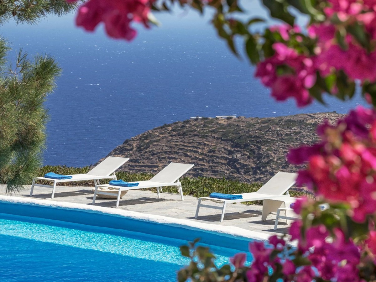 Pool with sun loungers at Exambella, Sifnos
