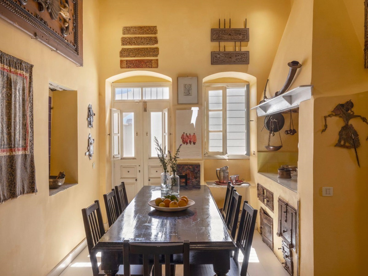Kitchen with dining table at Exambella, Sifnos