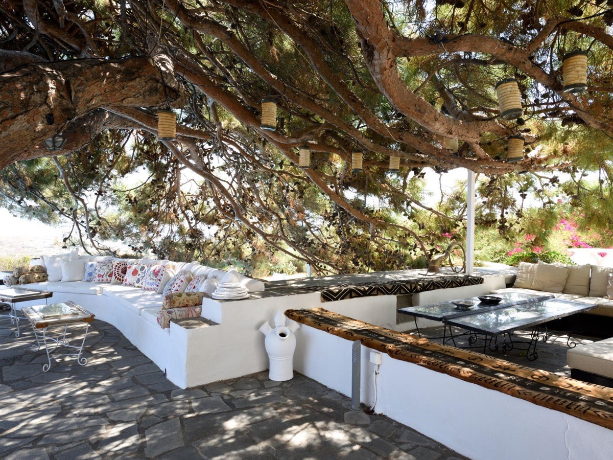 Terrace with seating at Exambella, Sifnos