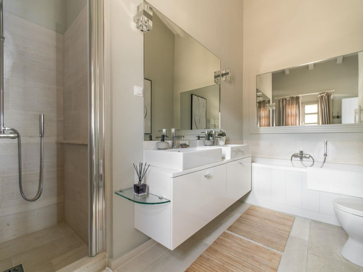 Bathroom 2 at Kalamaki Bay in Corfu