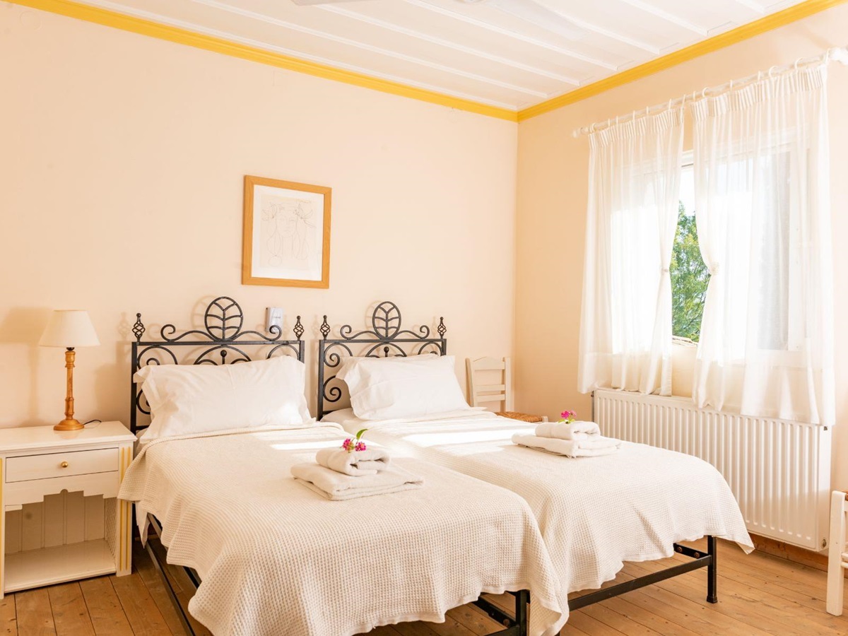 Twin bedroom at Kouloura Beach House in Corfu