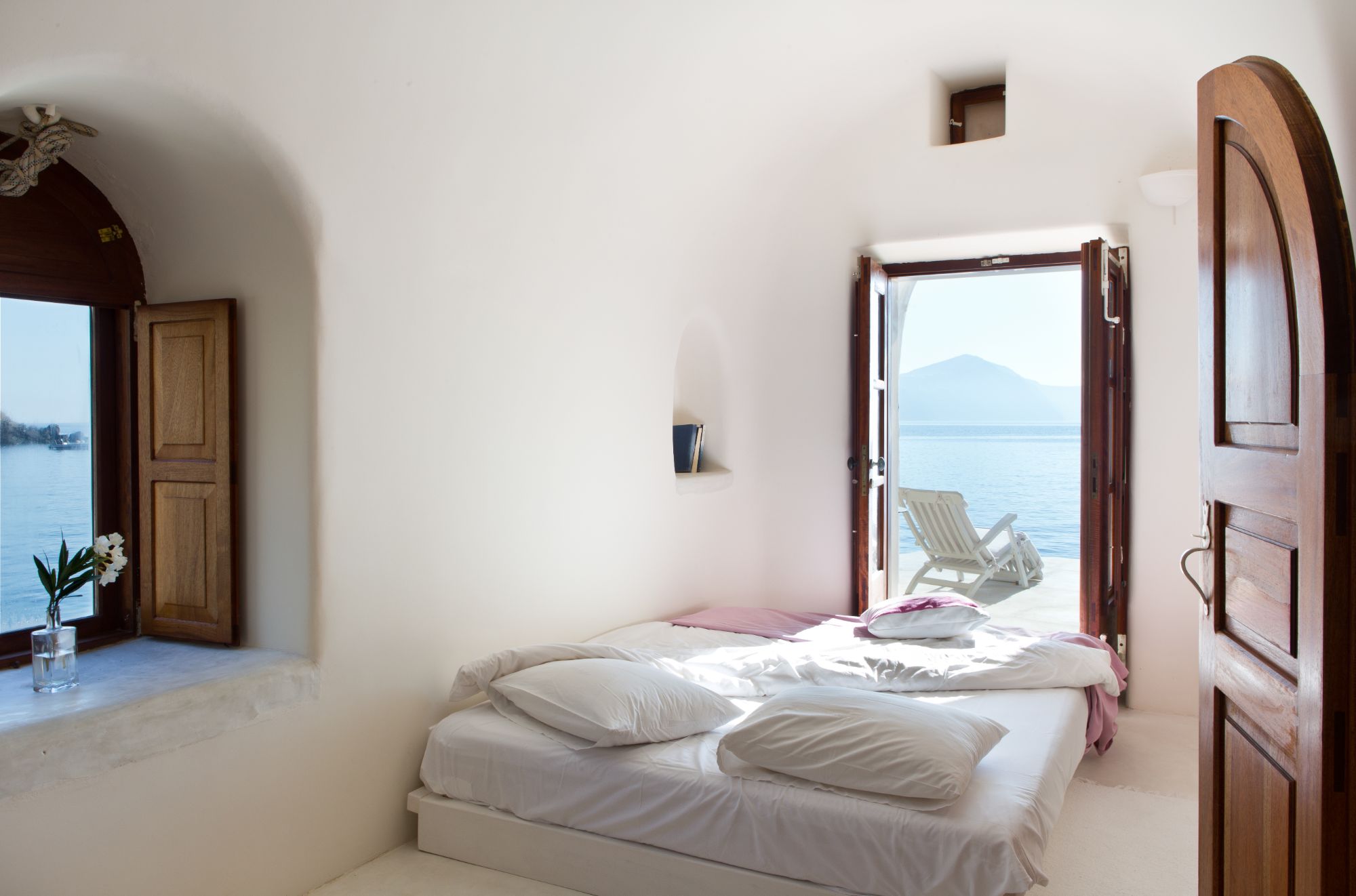 Double bedroom with sea view at The Hideaway
