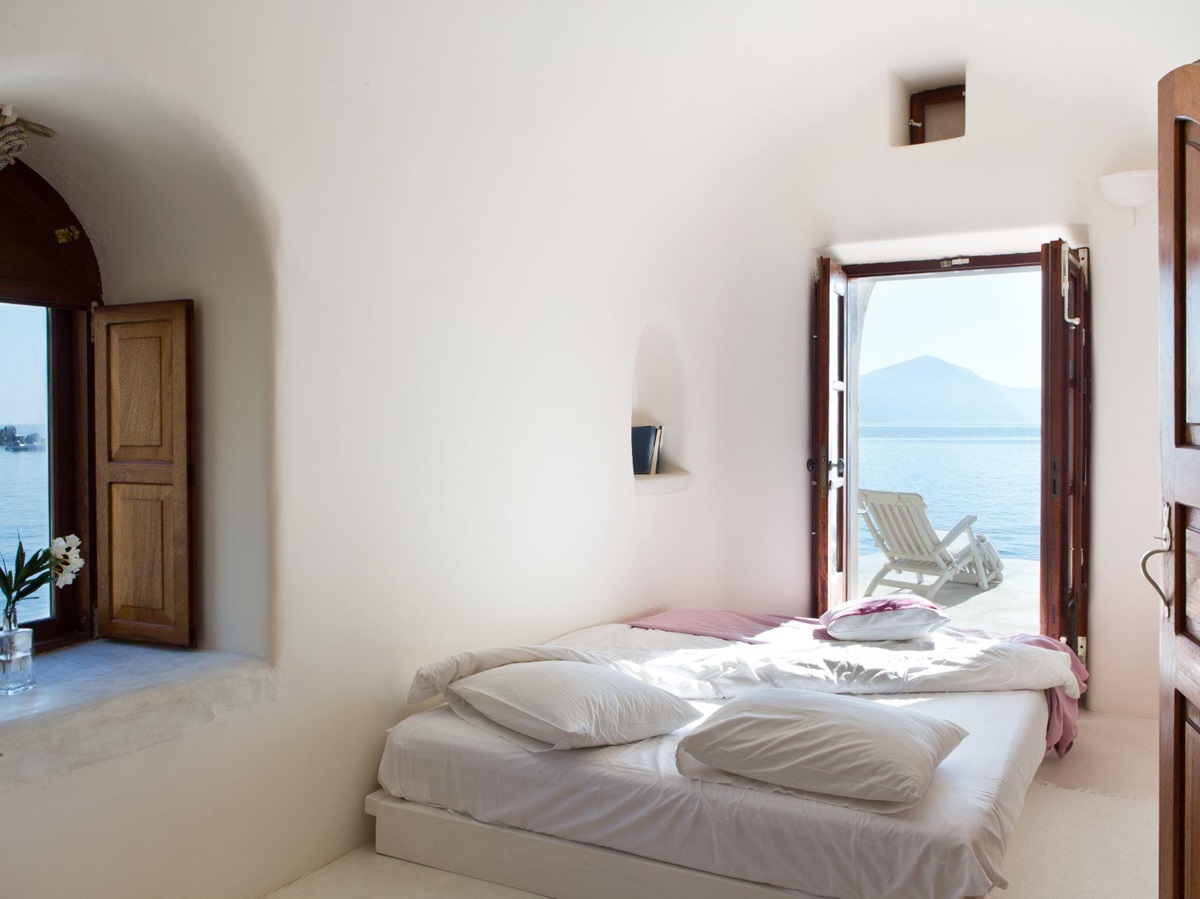 Double bedroom with sea view at The Hideaway