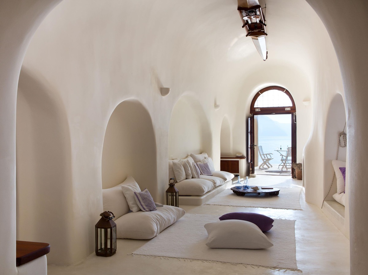 lounge with high ceilings at the Hideaway in Greece