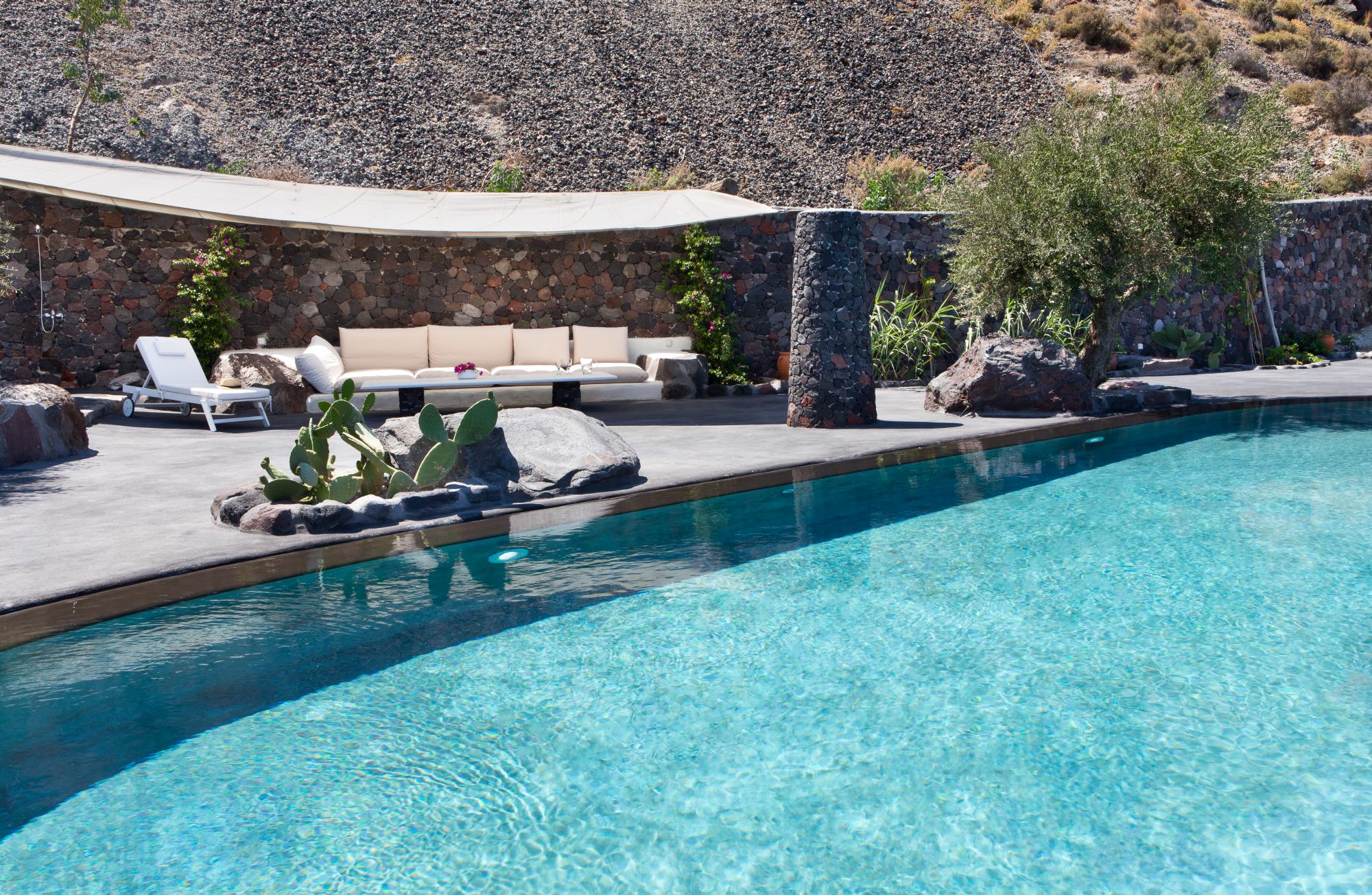 The swimming pool with pool house at the Hideaway in Greece