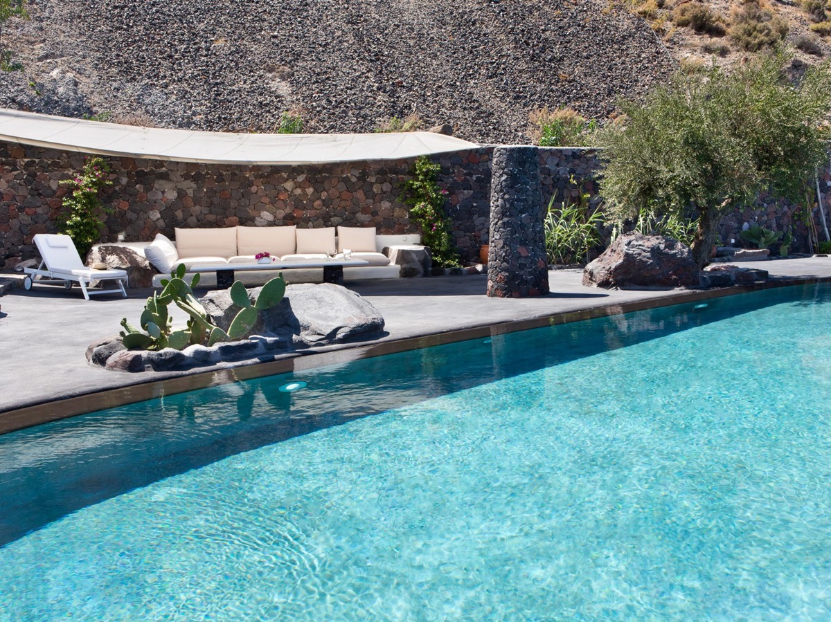 The swimming pool with pool house at the Hideaway in Greece